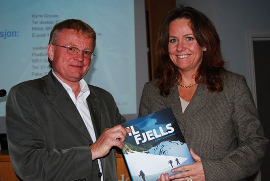 Knut Henning Grepstad i Sogn og Fjordane fylkeskommune takker statssekretær Heidi Sørensen for hennes innlegg på temadagen i Førde om klima. Foto: Miljøverndepartementet.