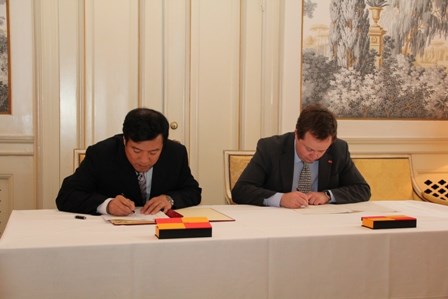 I dag underskrev statssekretær Robin Kåss i og viseminister Jiao Yong det kinesiske vannressursdepartementet en Memorandum of Understanding (MoU) om samarbeid innen vannressurssektoren mellom Kina og Norge. Foto: OED