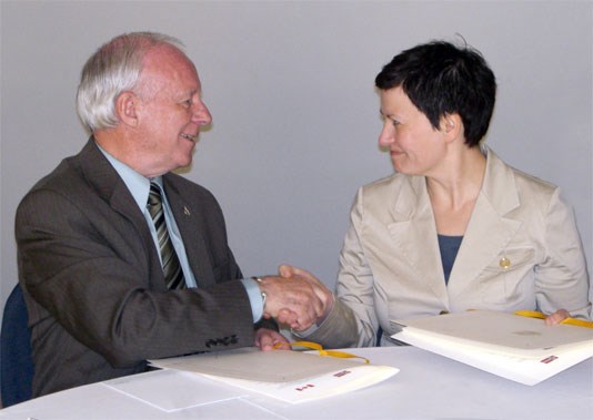 Fiskeri- og kystminister Helga Pedersen og hennes canadiske ministerkollega Loyola Hearn. Foto: Kym Purchase - Ministry of Fisheries and Oceans, Canada