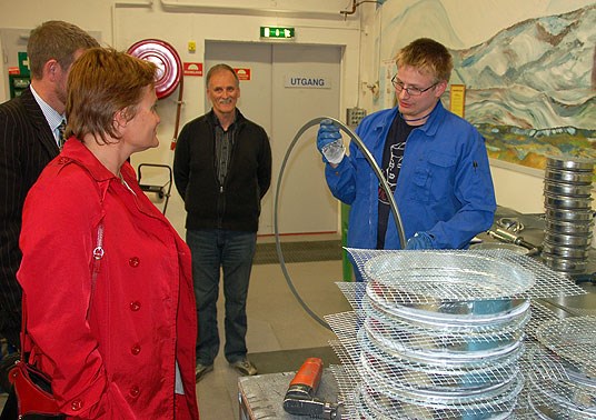 Statsråd Rigmor Aasrud i samtale med Kjetil Arnsen under besøket til Bodø Industri AS. I bakgrunnen Knut Lindquist, produksjons- og logistikkleder ved bedriften.