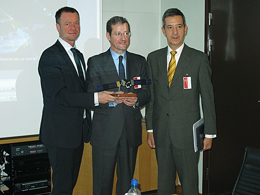 Statssekretær Roger Ingebrigtsen sammen med Mr Roberto López Fernádez fra HISDESAT og den spanske statssekretæren Mr. Constantino Méndez Martínez.- Foto: Forsvarsdepartementet.