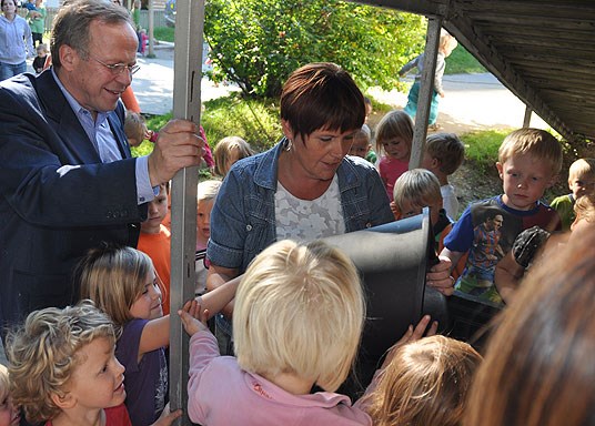 Landbruks- og matminister Lars Peder Brekk sammen med barnehagebarna i Strindheim barnehage