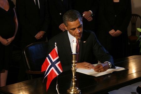 President Barack Obama undertegner kondolanseprotokollen hos den norske ambassden i Washington.