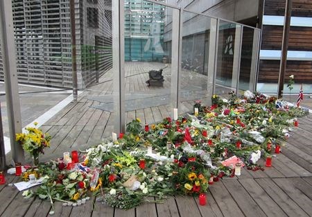 Blomsterhavet utenfor den norske ambassaden i Berlin
