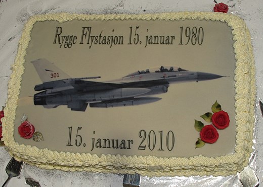 Marsipankake med F-16 på