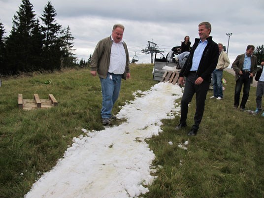 Miljø- og utviklingsminister Erik Solheim sammen med byråd for utvikling Bård Folke Fredriksen på Tryvann vinterpark etter at det ble klart at det blir Snowboard-VM i Oslo. Foto: Miljøverndepartementet.