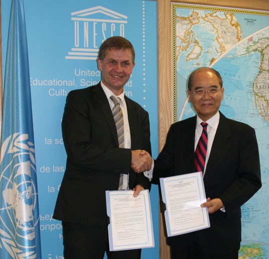Miljø- og utviklingsminister Erik Solheim og Unescos generalsekretær Kïchiro Matsuura. Foto: Miljøverndepartementet.
