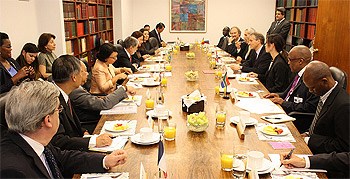Utenriksministere fra Indonesia, Senegal, Thailand, Sør-Afrika, Frankrike, Norge og Brasil var tilsted på frokosten hvor globale helseutfordringer sto i fokus. Foto: Ragnhild Imerslund, UD