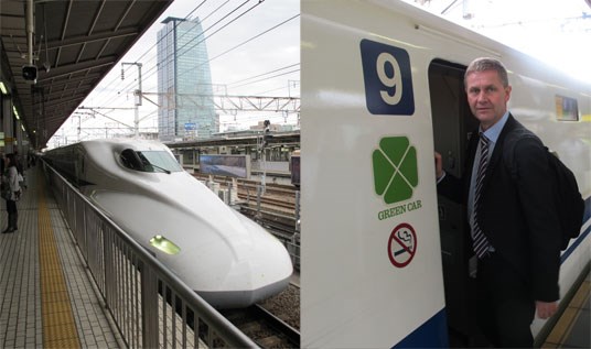 Reisen fra Nagoya til Mitsubishis senter for forskning og utvikling gikk med hurtigtoget Shinkansen. Toget bruker en time og førti minutter på den cirka 40 mil lange turen mellom Nagoya og Tokyo. Foto: Miljøverndepartementet.