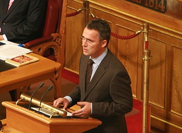 Statsministeren holder sitt innlegg i trontaledebatten. Foto: Lars Henie Barstad/Stortinget