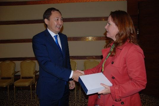 Statssekretær Heidi Sørensen tok opp situasjonen til dverggåsa med Kasakhstans miljøvernminister Nurgali Ashim. (Foto: Marianne Gjørv.)