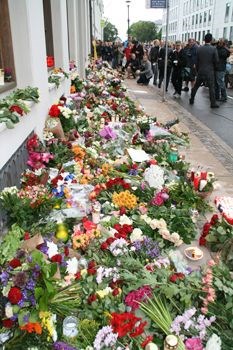 Tusenvis av dansker har lagt ned blomster og hilsener utenfor den norske ambassade i København