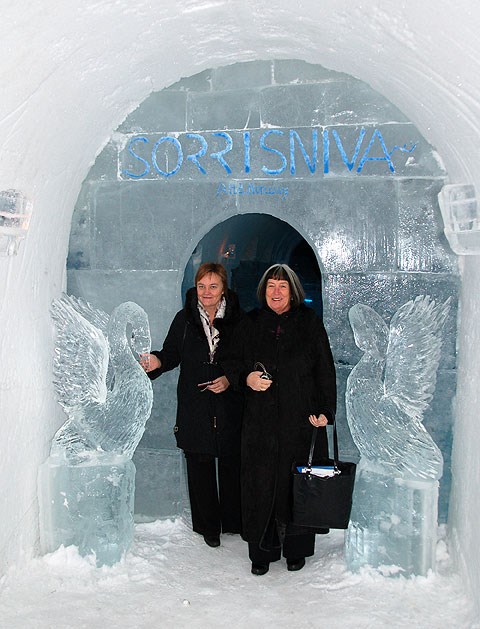 Statsråd Rigmor Aasrud og departementsråd Karin Moe Røisland var imponert over Sorrisniva Igloo hotell i Alta.