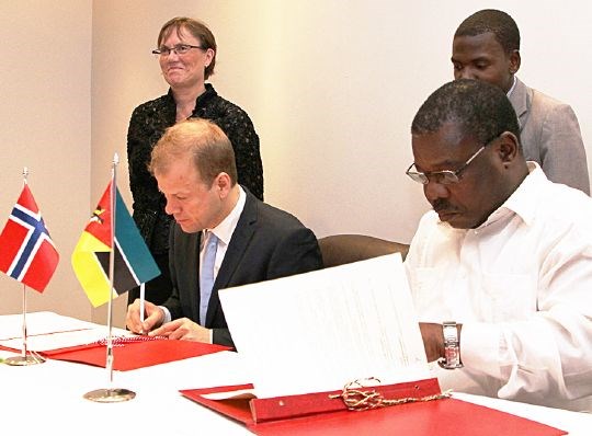 Intensjonsavtalen ble undertegnet av utviklingsminister Heikki Eidsvoll Holmås og Mosambiks energiminister Salvadór Namburete.