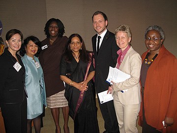 fra venstre: Rosie Rios fra det amerikanske Finansdepartementet, Irene Natividad, leder av Corporate Women Directors International (CWDI), Zouera Youssoufou i International Finance Corporation (IFC), Carmen Niethammer i International Finance Corporation (IFC), statsråd Audun Lysbakken, Julie Oyegun i Verdensbanken og ordstyrer Monika M. Weber-Fahr i Verdensbanken.