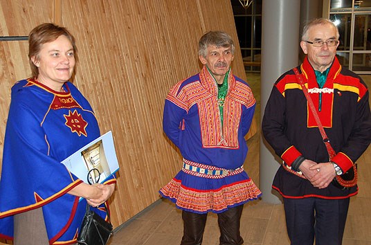 På Samisk Høyskole ble Rigmor Aasrud tatt i mot av rektor på høyskolen Steinar Pedersen (t.h) og Johan Mathis Turi, styreleder i Internasjonalt fag- og formidlingssenter for reindrift (ICR).