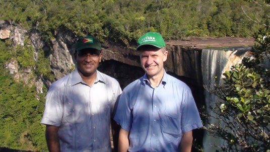 Erik Solheim og Guyanas president, Bharrat Jagdeo, foran Kaiteur falls. Foto: Miljøverndepartementet.