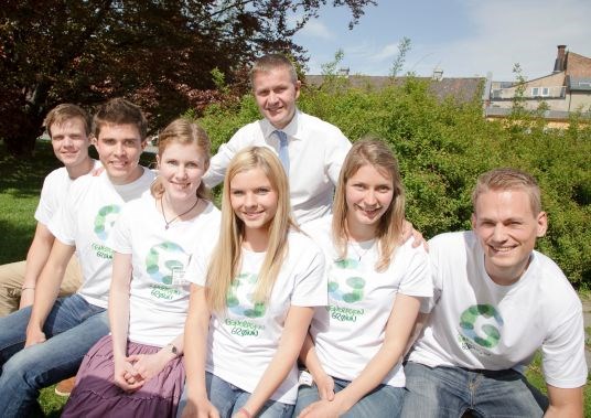 Miljøambassadørene sammen med miljø- og utviklingsminister Erik Solheim. Foto: Tor Lie