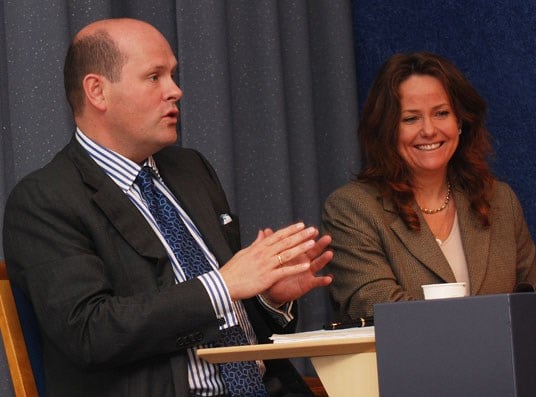 Petter Brubakk, direktør i NHO og statssekretær Heidi Sørensen på NHOs seminar om Næringslivets klimapanel. Foto: Miljøverndepartementet.