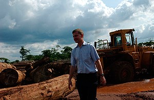 Miljø- og utviklingsminister Erik Solheim besøkte rasert regnskog i Kongo. (Foto: Ole Peder Giæver, ABC Nyheter)